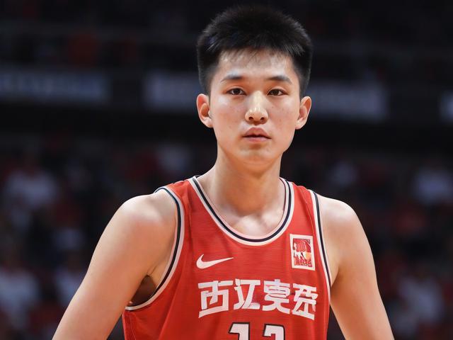 jiuyou.com_ 中国篮球新星崭露头角，年轻球员成为关注焦点，中国篮球运动员新星